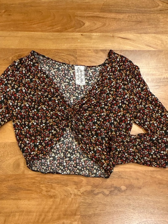 Sadie & Sage Tops - Sadie & Sage Black Floral Twist-Front Long Sleeve Crop Top Size Medium